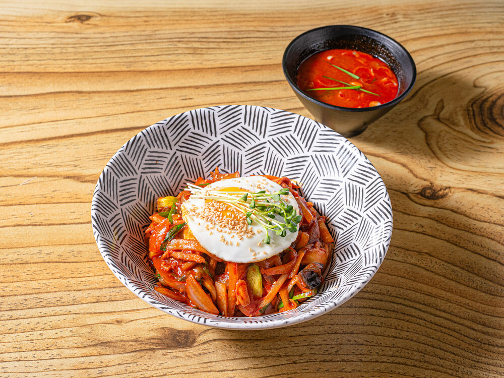 대하반점 평화점 중화비빔밥 — 반숙 계란을 올린 매콤 비빔밥